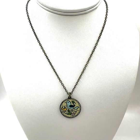 Enamel bird circle  pendant necklace - Picture 5 of 9